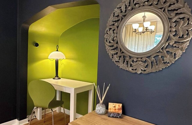 Stylish City Escape :: Spacious, Comfy & Close to Everything