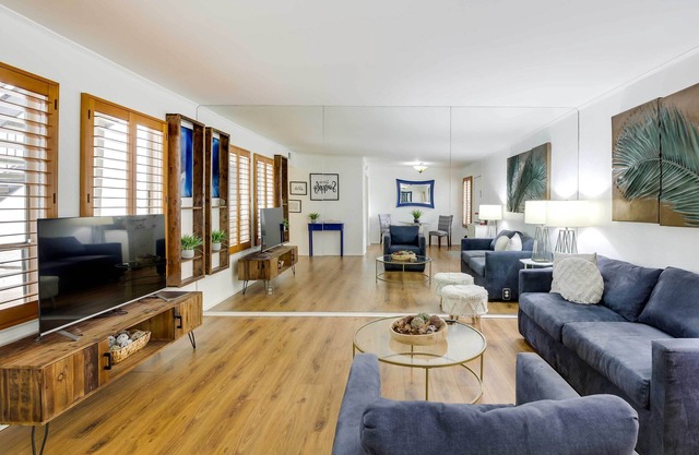 Stylish Condo w/ Pool in Knox Henderson!