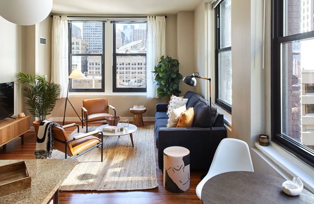 Stylish Corner 2 Bedroom in the Heart of Chicago