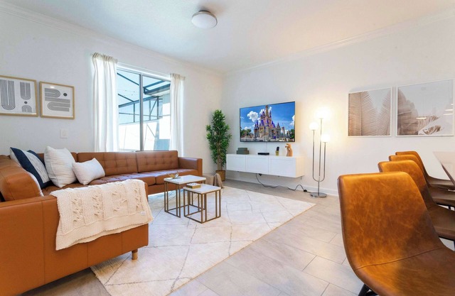 Stylish & Fun Retreat, Pool, Themed Rooms