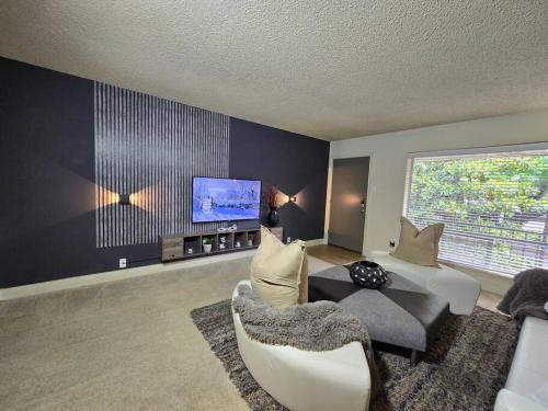 Stylish Galleria Condo 2BR 2BA Saltwater Pool Marquee Uptown