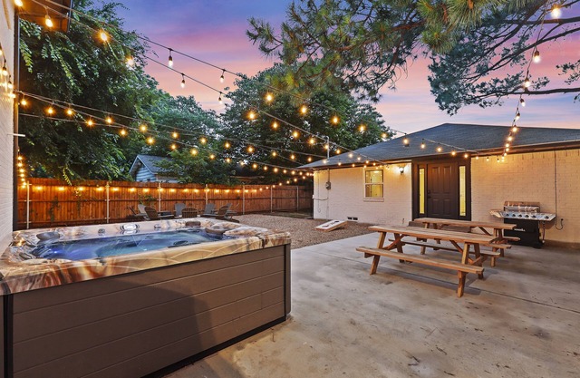 Stylish Home Hot Tub & Game Room near AT&T, Globe Life, UTA