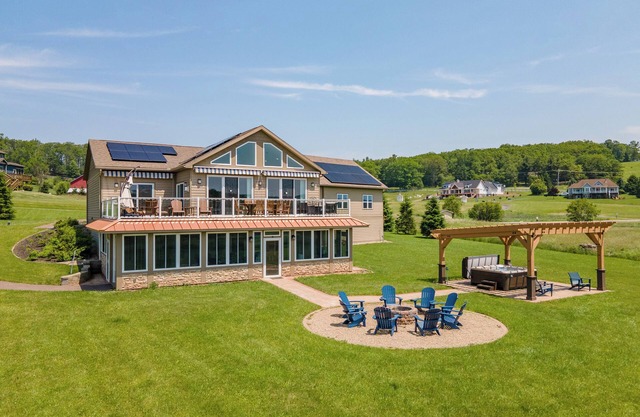 New! Caddyshack: Lake Access, Fireplace, Hot Tub, Fire Pit!