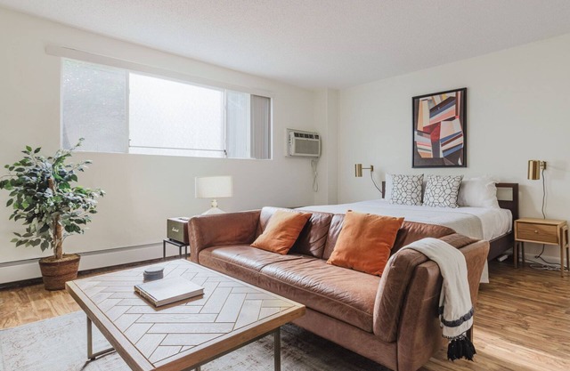 Stylish Longwood studio, parking, elevator, w/d, by Blueground
