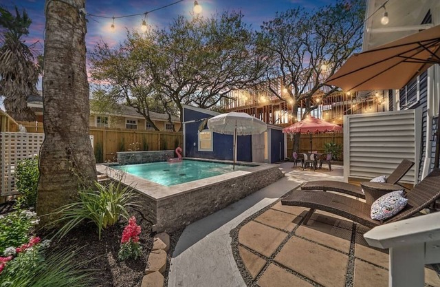 Stylish Oasis ~ Heated Pool ~ 2 Blocks to Beach ~ Full Guesthouse