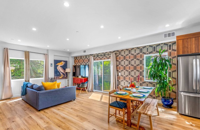 Stylish Sherman Oaks Townhouse W/ 3 Master Suites