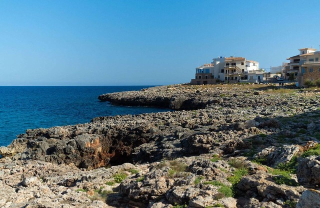 Casa adosada de estilo mediterráneo cerca del mar