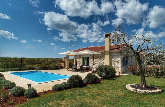 Villa elegante con piscina en las afueras de la ciudad medieval de Bale para 6