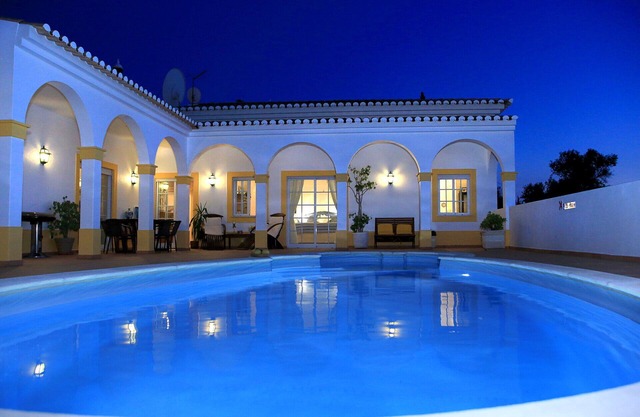 Elegante villa con piscina privada a solo 10 minutos a pie del pueblo y la playa.