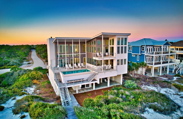 Sugar Sands Sanctuary: Gorgeous Beachfront Home, Infinity Pool, 5 Masters