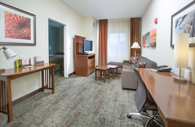 Suite cerca del aeropuerto de Bush Field | Desayuno diario gratuito + gimnasio