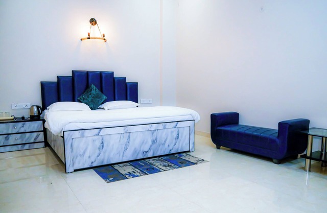 Sukoon Stay - Spacious 3-bedroom apartment with WiFi, AC in Spiritual Varanasi