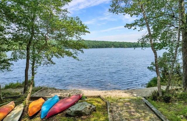 Summer cabin w/ Private Beach in Big Bass Lake resort community