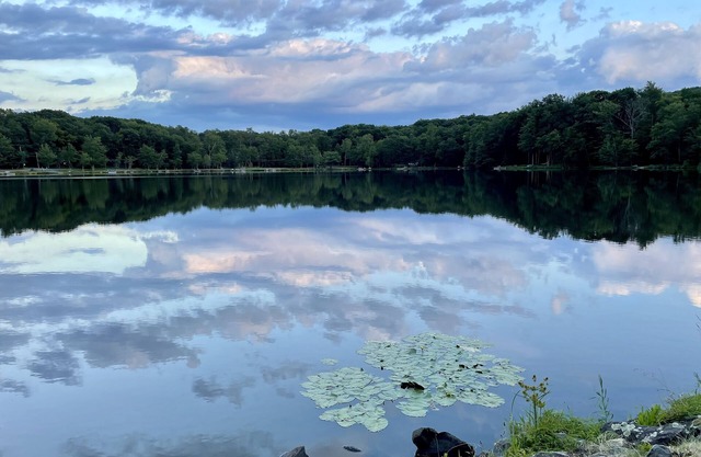 Summer is filling up! STEPS to The LAKE! Biking, Wineries, Water Parks
