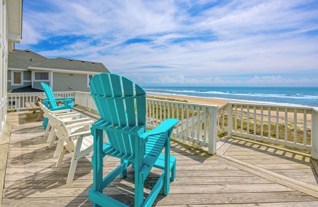 Estilo frente al mar superior con piscina, jacuzzi / spa, Weber Gas Grill, cocina gourmet