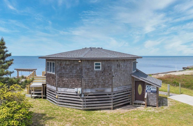 SUMMER SAVINGS - Soundfront Dog Friendly Hut w/ Hot Tub, Private Sound Access