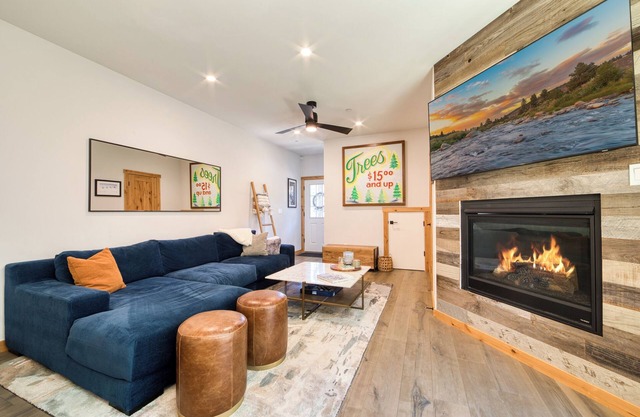 Summer & Ski Lease - Porchlight Retreat by Tahoe Getaways, 3BR Dog Friendly in Truckee