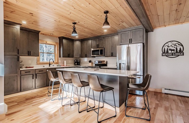 Summer special!!! Golf, hiking, kayak and paddle board, fish and swim!