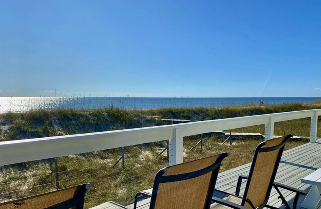Summer Wind - Oceanfront Home, Large Deck, BHI Club w/Golf, Private Beach Access, 3 Suites, Dogs OK