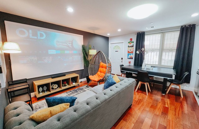 Sun / 3 King Beds / 2 Free Driveway Parking