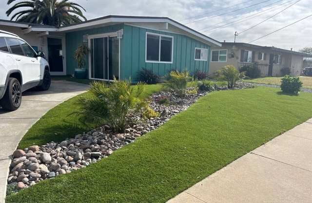 Sun drenched Beach retreat in quiet walkable pet friendly neighborhood!!
