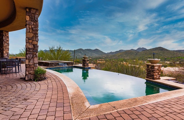 Elegante casa desértica con piscina infinita, spa y vistas ❤ Miramonte por AvantStay