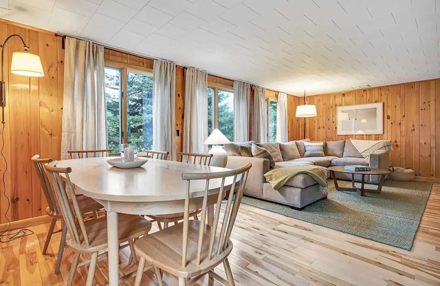 Sunday River less than 1 mile! Hot Tub! Fire Pit! Sleeps 10!