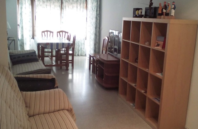 Piso céntrico espacioso y soleado, servicios a tres minutos a pie, vista al mar