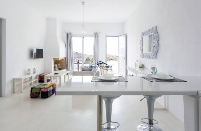 Casa de huéspedes moderna y soleada, "Illios", ideal para dos parejas o una familia pequeña.