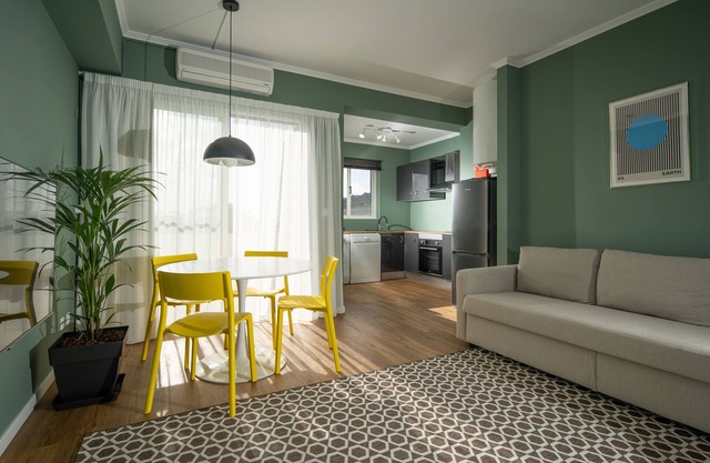 Sunny, cozy and modern condo Downtown
