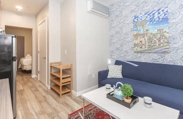 Sunny Downtown Apt. Walk to All. Parking/HBO/WiFi