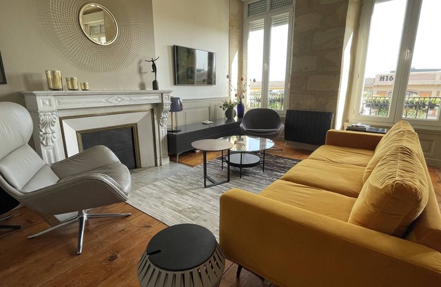 Sunny flat with AC and river views - 10 minutes to city centre!