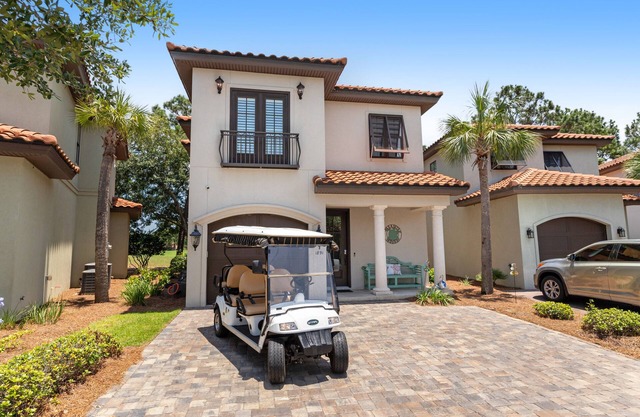 Sunny getaway with 2 golf carts, patio, grill, pool, & tennis