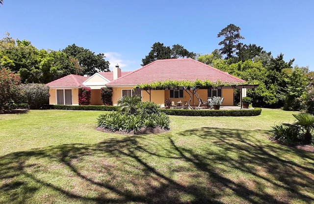 Soleada casa de vacaciones para relajarse, gran jardín, piscina y vistas a Helderberg