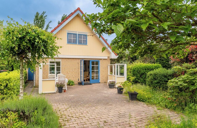 Sunny holiday home close to the dunes