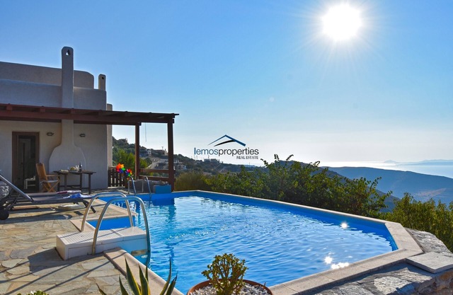 Casa soleada con una gran vista al mar y una piscina