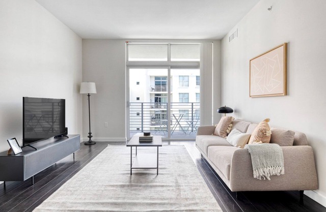 Sunny Ponciana Park 1BR w/ Gym, W/D & Pool, steps to WF, by Blueground