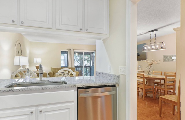 Sunny Pool, 1 mile to the Beach, new TVs, 5 Balconies, and Private Elevator!