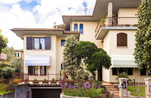 Estancia soleada cerca del lago de Garda