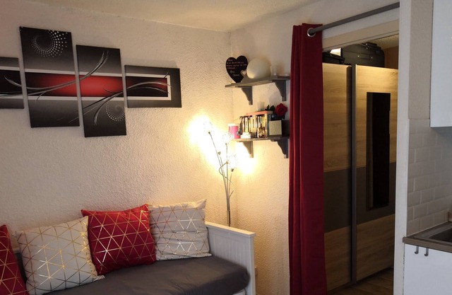 Bonito estudio en casa de montaña soleado en las pistas en el balcón del Leman
