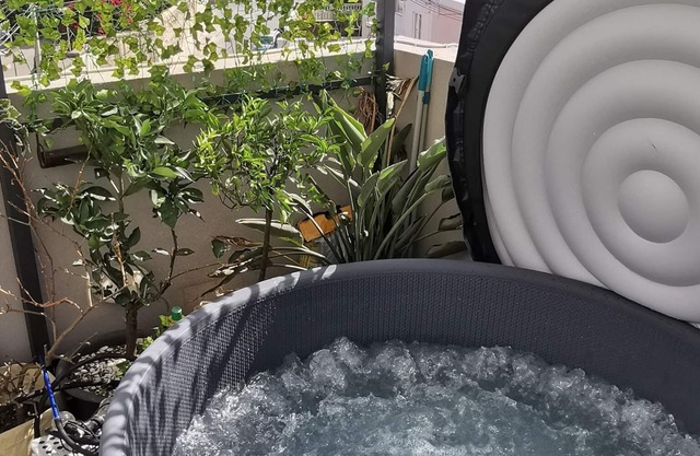 Sunny Terrace, Private hot/cold Jacuzzi, BBQ, Close to Beach, Clubs, Cafes