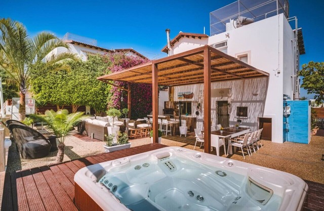 SunnyVillas: 4BR Villa☆Private Pool + Jacuzzi