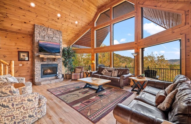 Sunrise Peak: Incredible 6BR w/Views*Hot Tub*Games*Privacy!