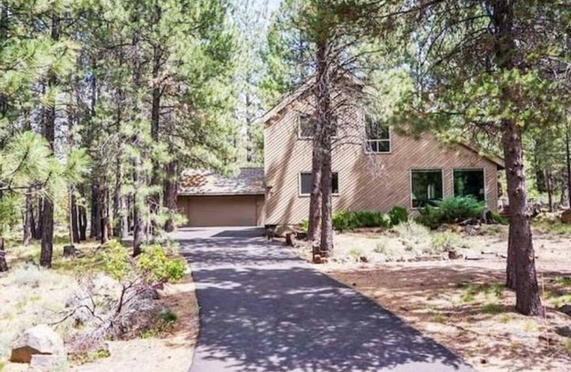 Crows Nest; very close to SHARC/Village, Hot Tub, Fireplace, 8 SHARC passes
