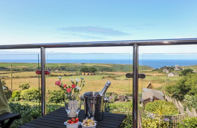 SUNSET, family friendly, country holiday cottage in St Just
