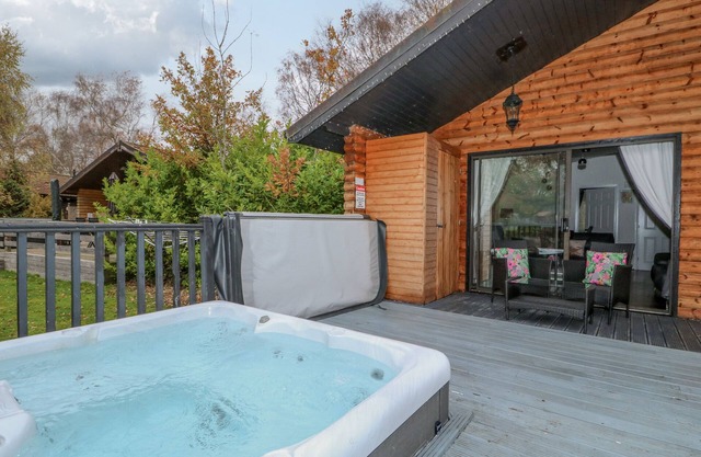 SUNSET LODGE, admite mascotas, con bañera de hidromasaje en Tattershall, Ref 975428