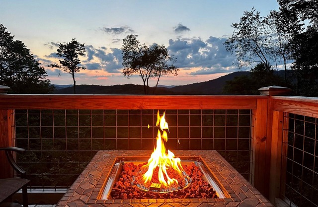 Sunset Mtn View*Hot Tub*Pickleball*Pool*Fire Pit*Game Rm*Massage Chair*Hiking