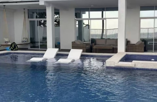 Sunset Rock, modern beach house in La Libertad