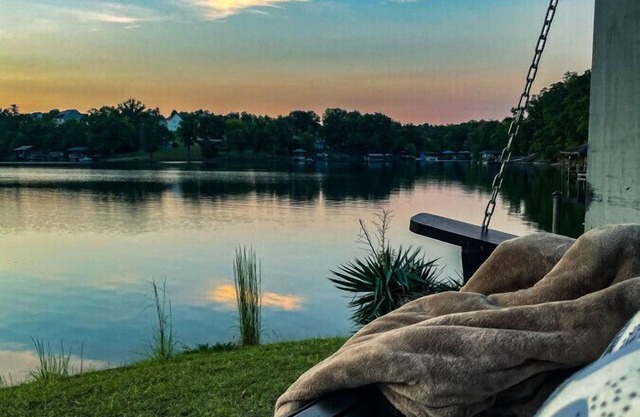 Hot Tub+Stunning Lake Views+Fire Pit