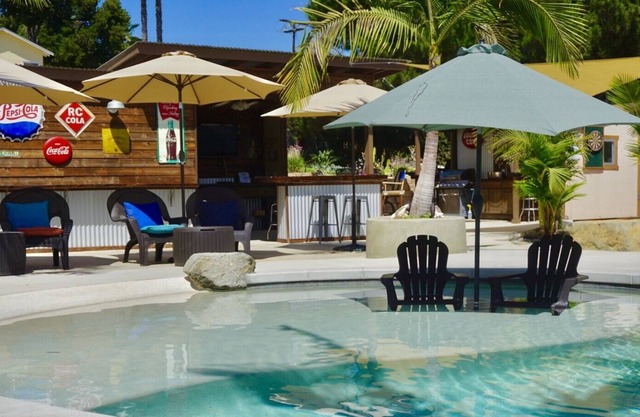 Sol y privacidad en un entorno estilo centro turístico con piscina / jacuzzi y bar al aire libre